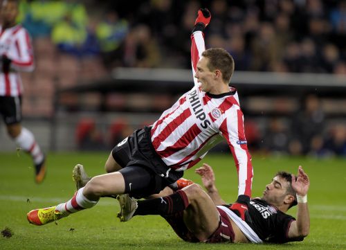 Tim Matavz (L) van PSV in duel met Rui Duarte (L) van FC Rapid Boekarest. ANP