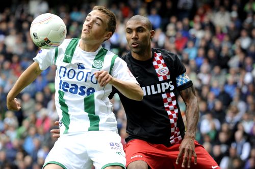  FC Groningen-speler Petter Andersson in duel met PSV-speler Orlando Engelaar. ANP