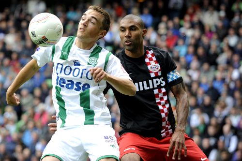FC Groningen-speler Petter Andersson in duel met PSV-speler Orlando Engelaar. ANP