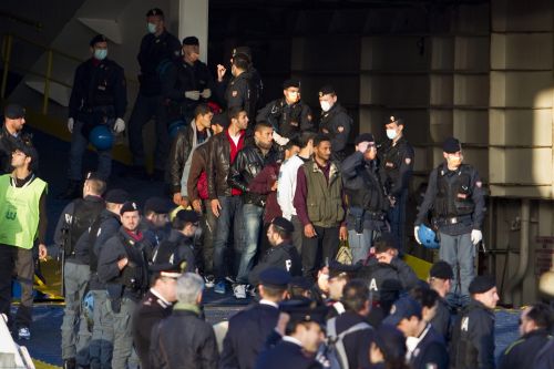 Tunesische vluchtelingen proberen Italië binnnen te komen. EPA