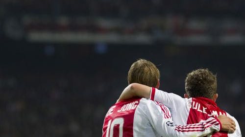 Siem de Jong en Miralem Sulejmani vieren de 2-0. ANP