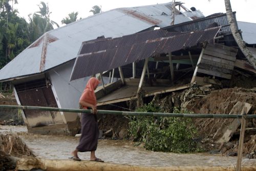 Tientallen huizen zijn verwoest door de tsunami. EPA 