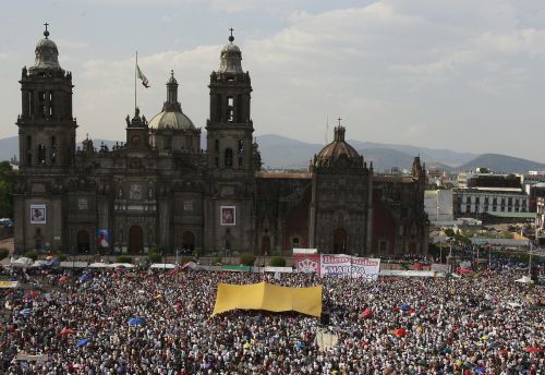 Tienduizenden Mexicanen vormden op het plein, el ZÃ³calo, de climax en het slot van de protestmars. EPA