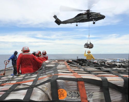 Hulpgoederen staan klaar om van een Amerikaans marineschip naar Japan te worden vervoerd. EPA