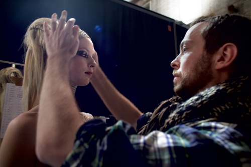 Jan Taminiau (R) backstage met een van zijn modellen. ANP