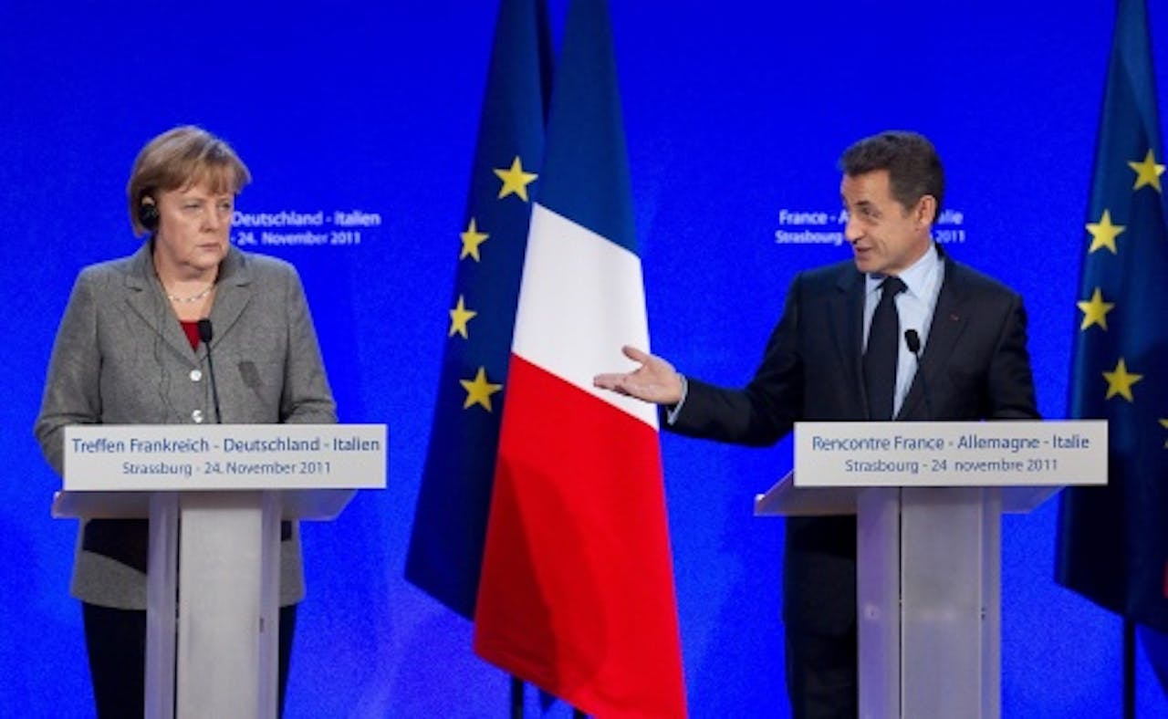 De Franse president Nicolas Sarkozy (R) en de Duitse bondskanselier Angela Merkel (L) tijdens een politieke bijeenkomst in Straatsburg vorige week. EPA