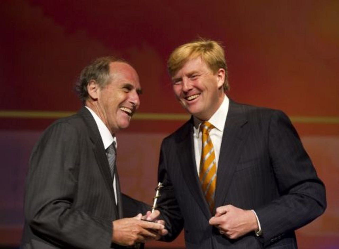 Ralph Steinman, een van de winnaars van de Nobelprijs voor Geneeskunde, met Prins Willem-Alexander. EPA