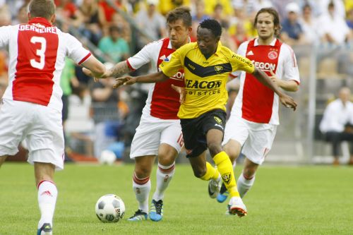 Ajax-spelers Toby Alderweireld (L) en Theo Janssen (M) in duel met VVV Venlo-speler Ahmed Musa. ANP