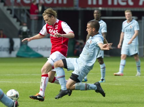 Brett Holman van AZ in duel met Feyenoorder Dani Fernández. ANP