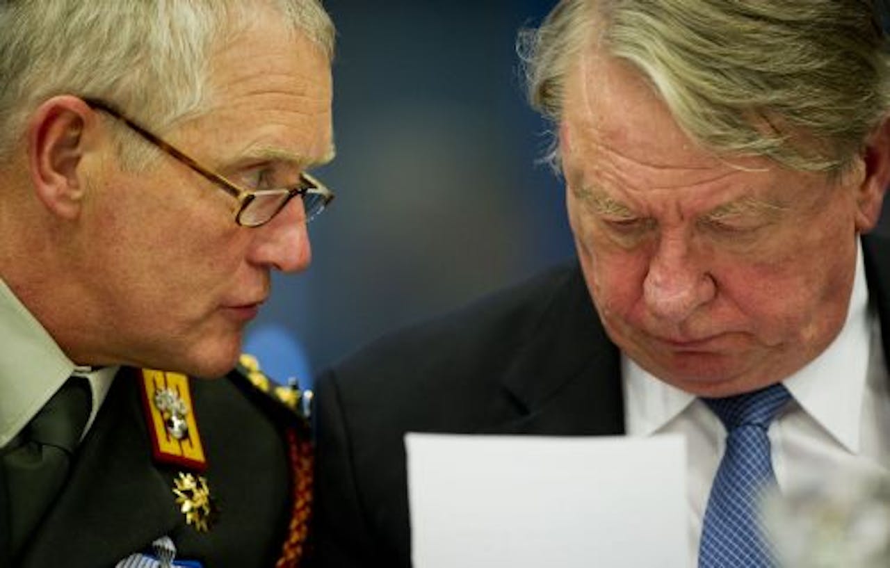 Commandant van de Nederlandse Strijdkrachten Generaal Peter van Uhm (L) en minister van Defensie Hans Hillen. ANP