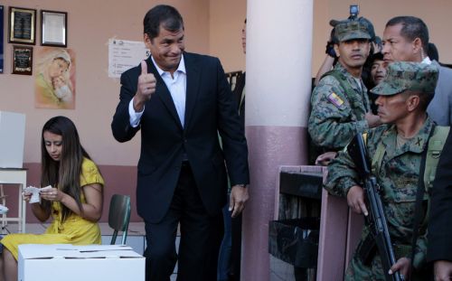 Rafael Correa (M) nadat hij zijn stem heeft uitgebracht. EPA
