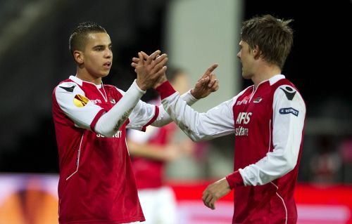 Johann Gudmundsson (R) van AZ feliciteert teamgenoot Adam Maher (L) nadat hij de 1-1 heeft gemaakt. ANP