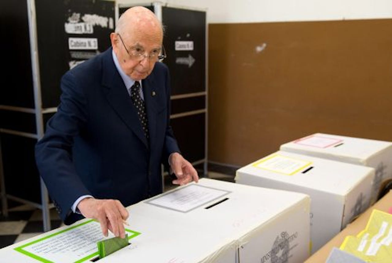 De Italiaanse president Giorgio Napolitano brengt zijn stem uit. EPA