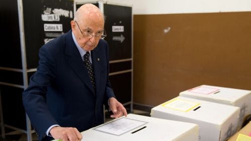 De Italiaanse president Giorgio Napolitano brengt zijn stem uit. EPA