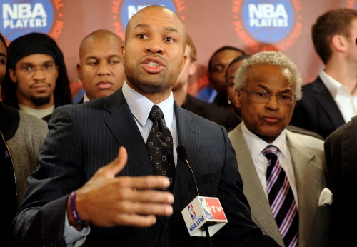 NBPA-directeur Billy Hunter (R ) en NBPA-president Derek Fischer (L) staan de pers te woord na de bespreking. EPA