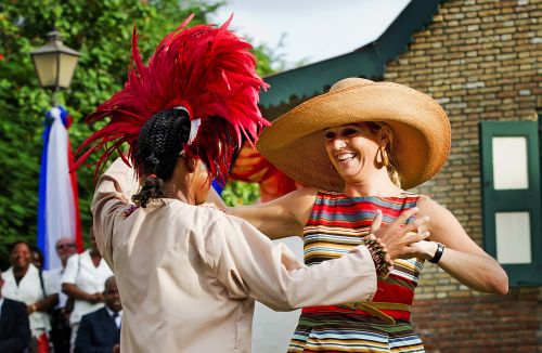 Prinses MÃ¡xima danst tijdens een cultureel festival in het Historical Foundation Museum op Sint Eustatius. EPA