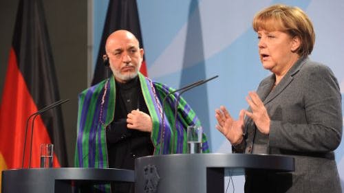 De Duitse bondskanselier Angela Merkel (R) en de Afghaanse president Hamid Karzai (L). EPA