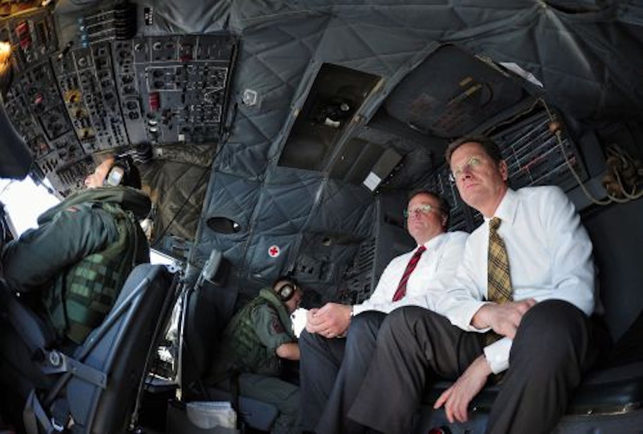 De Duitse minister Guido Westerwelle (R) in een vliegtuig op weg naar Benghazi. EPA