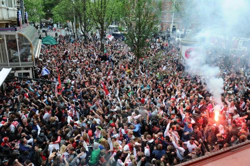 Ajax-fans juichen zondag op het Leidseplein in Amsterdam tijdens het duel om de landstitel. ANP