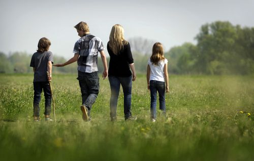 Ruben (L) maakt met zijn neef en twee nichten een wandeling. ANP