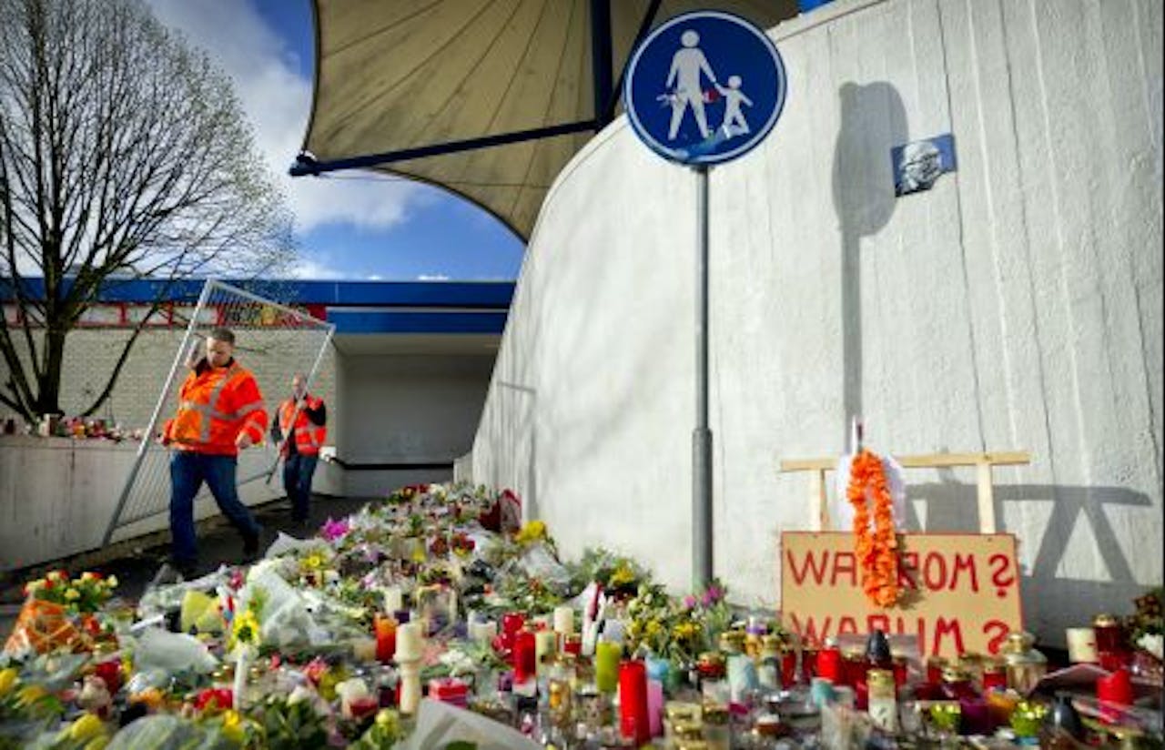 Bloemen bij het winkelcentrum in Alphen aan den Rijn na het bloedbad dat Tristan van der V. er aanrichtte. ANP