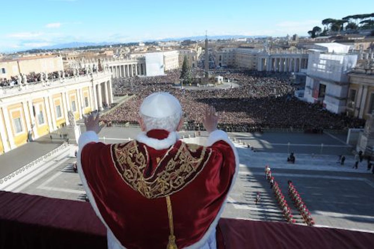 Paus Benedictus XVI tijdens zijn traditionele zegen voor stad en land op eerste kerstdag. EPA