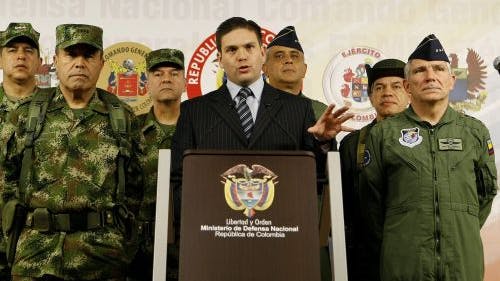 De Colombiaanse minister van Defensie Juan Carlos Pinzon (M) maakt op een persconferentie de dood van Alfonso Cano bekend. EPA