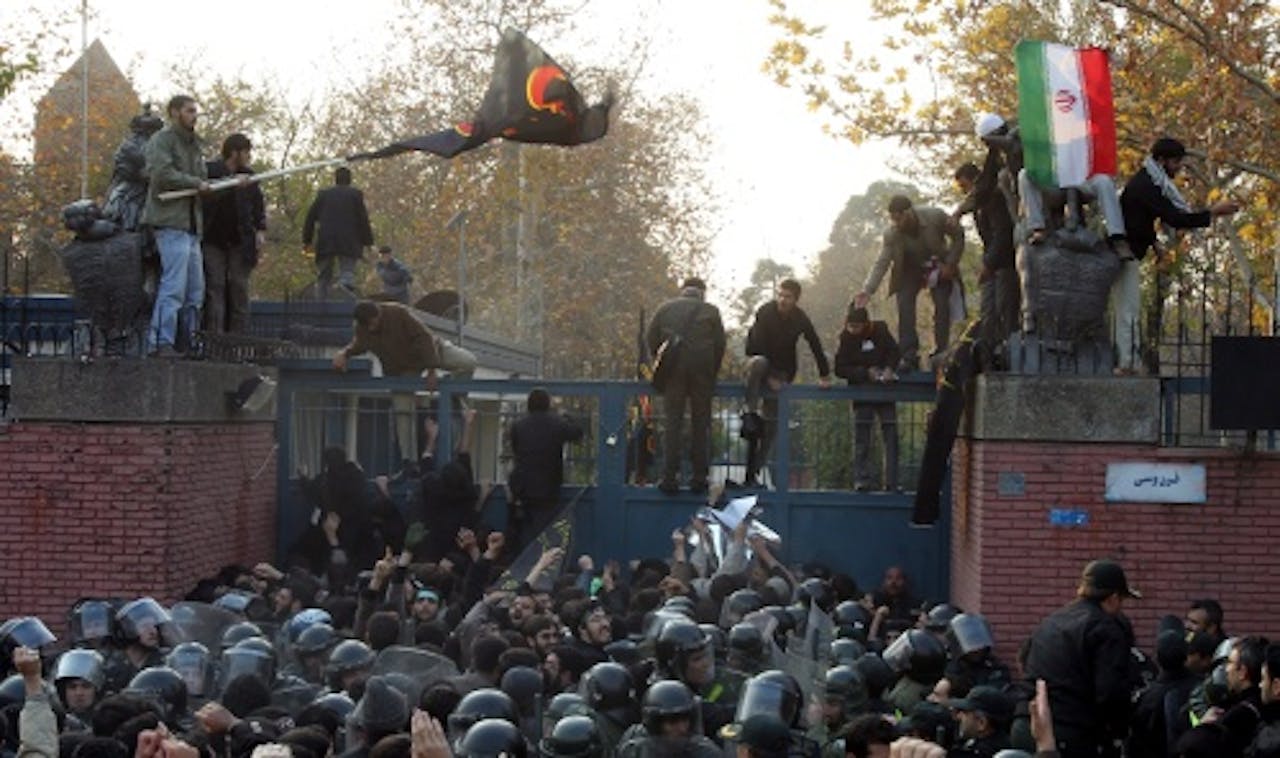 Betogers bestormen de Britse ambassade in Teheran. EPA