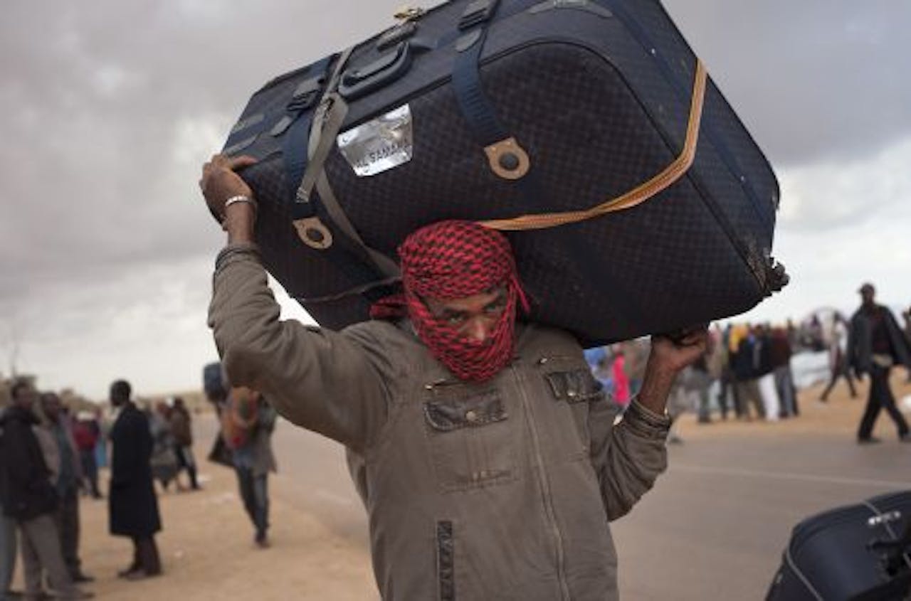 Een arbeidsmigrant uit Bangladesh komt aan in vluchtelingenkamp in Tunesië nadat hij de onrust in Libië is onvlucht. EPA