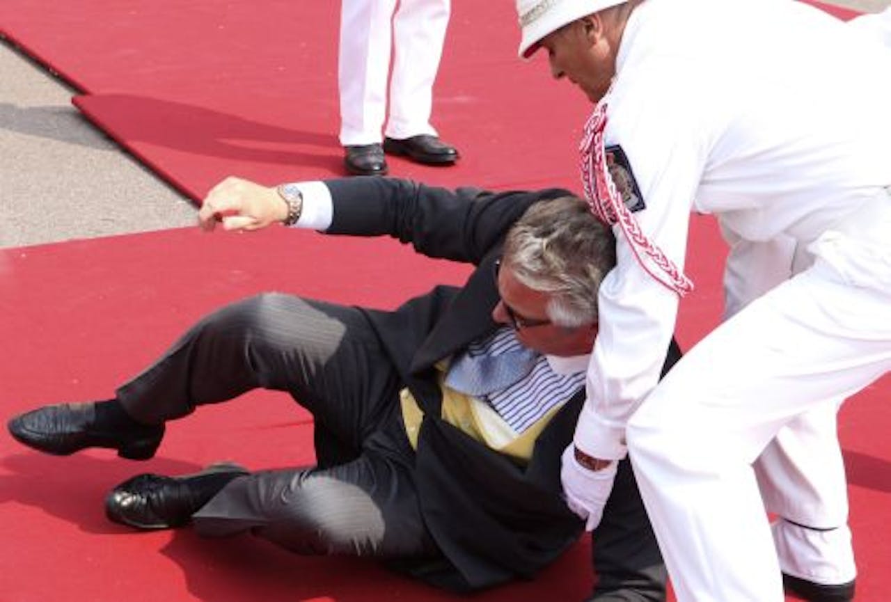 Prins Laurent ging onderuit tijdens de bruiloft van prins Albert en prinses Charlene van Monaco. EPA