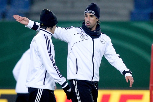 Mesut Oezil (L) en Sami Khedira maandag tijdens de training van het Duitse elftal in Hamburg. EPA