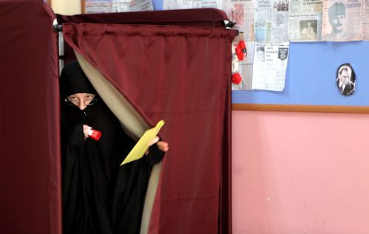 Een Turkse vrouw heeft zojuist haar stem uitgebracht in Istanbul. EPA