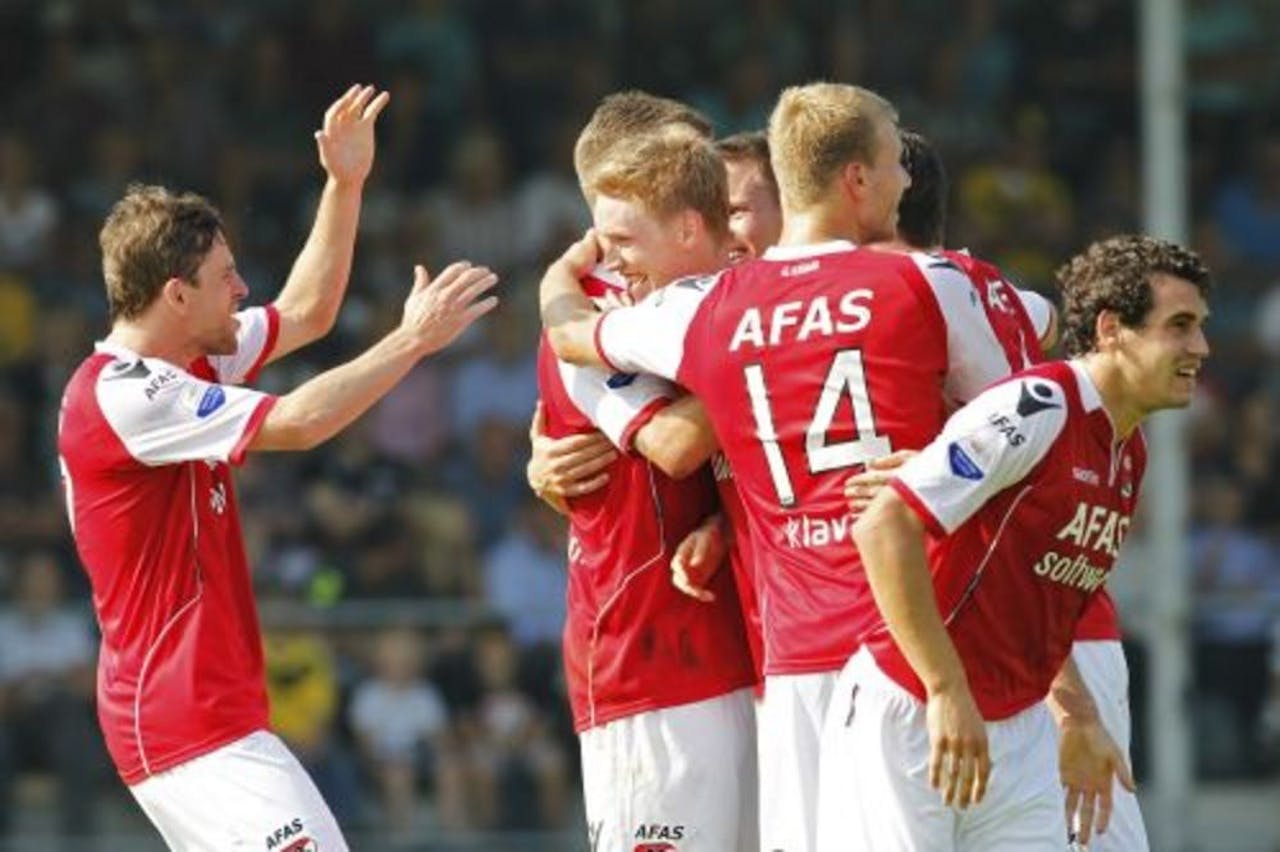 AZ-speler Rasmus Elm (2L) wordt door teamgenoten Brett Holman (L), Ragnar Klavan (2R) en Dirk Marcellis (R) gefeliciteerd met zijn doelpunt tegen VVV. ANP Pro Shots