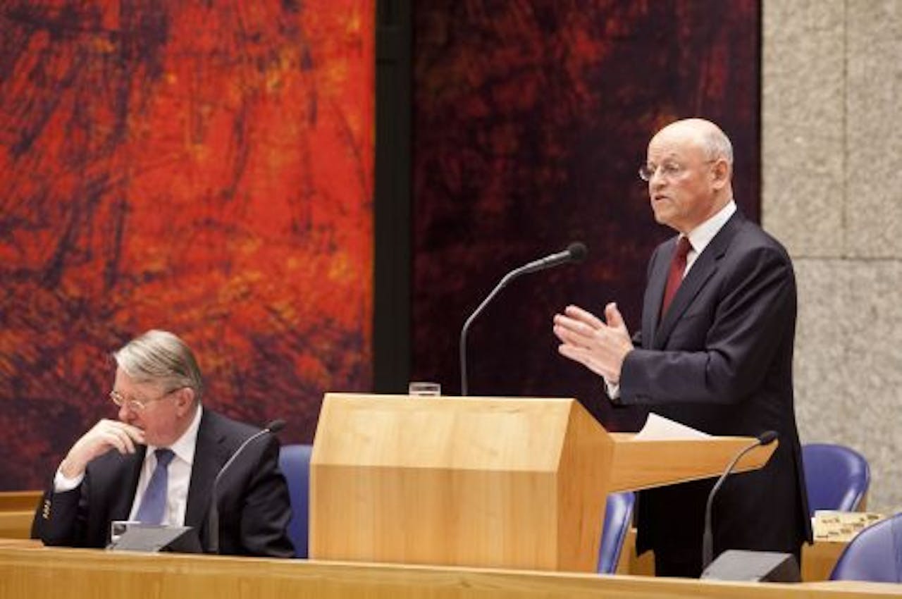Ministers Hans Hillen (L) van Defensie en Uri Rosenthal van Buitenlandse Zaken woensdagavond in de Tweede Kamer tijdens het debat over de Nederlandse bijdrage aan de missie in Libie. ANP