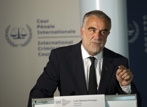 Hoofdaanklager Luis Moreno-Ocampo van het Internationaal Strafhof in Den Haag vaardigde een arrestatiebevel uit tegen Abdullah al-Senussi. ANP