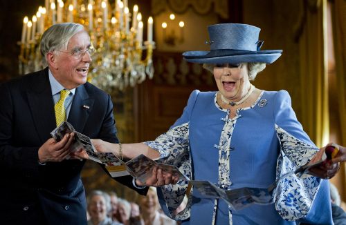 Koningin Beatrix verricht zaterdag op Paleis Het Loo de openingshandeling van de tentoonstelling 'Máxima, 10 jaar in Nederland' door met de directeur van Nationaal Museum Paleis Het Loo, J. ter Molen, een boekje te ontvouwen. ANP