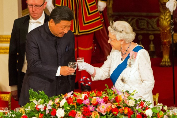 De Britse koningin Elizabeth proost met de Chinese president Xi Jinping tijdens een staatsbezoek in 2015. Foto ANP