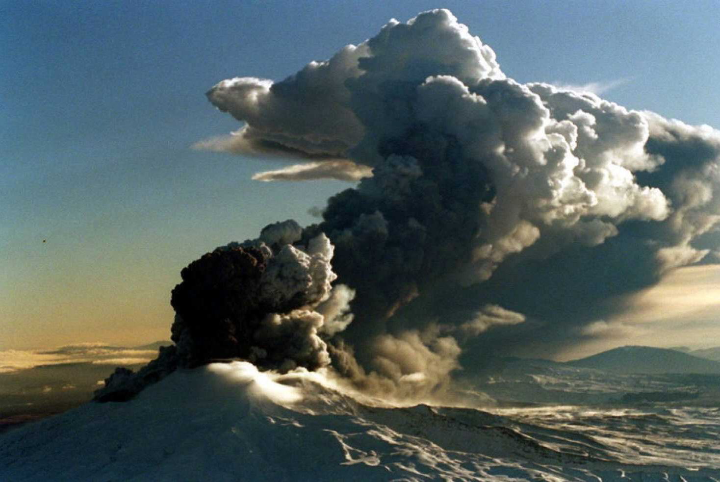 De vulkaan Ruapehu tijdens een uitbarsting in 1996. Foto ANP
