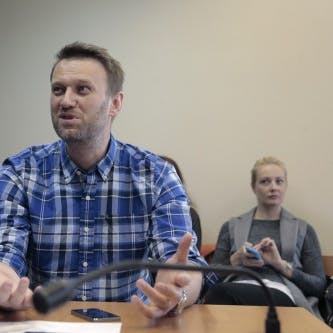 Oppositieleider Navalni belaagd door kozakken