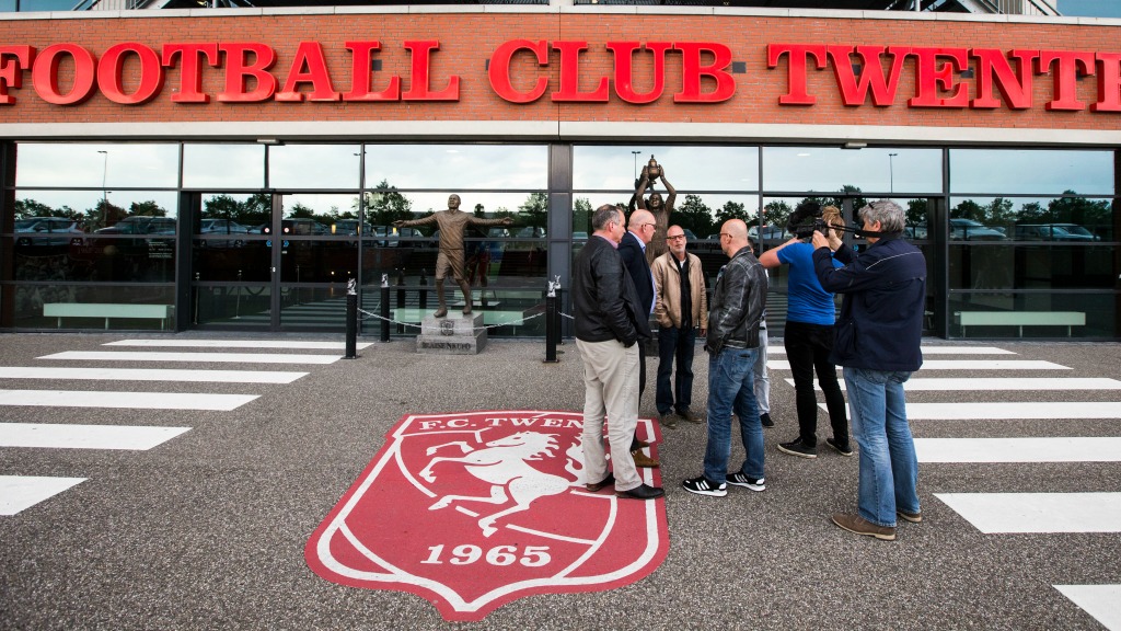 Vertegenwoordigers van supportersverenigingen van FC Twente bij De Grolsch Veste.