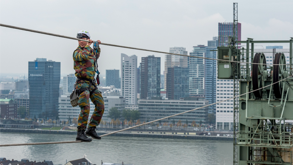 Oktober 2015: oefening van de Landmacht op spoorbrug de Hef in Rotterdam. Foto: ANP