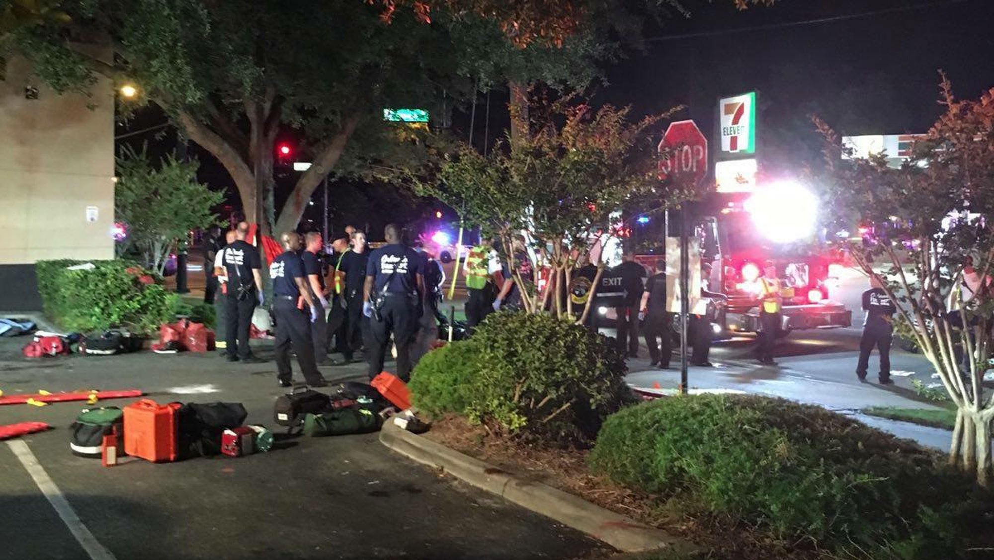 Hulpverleners, politie en slachtoffers buiten bij de homoclub in Orlando, Florida.