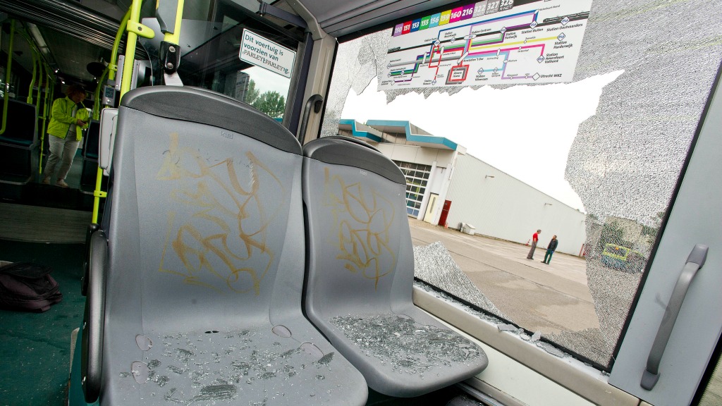 Eén van de bussen van vervoersbedrijf Connexxion die belaagd werd. Foto ANP