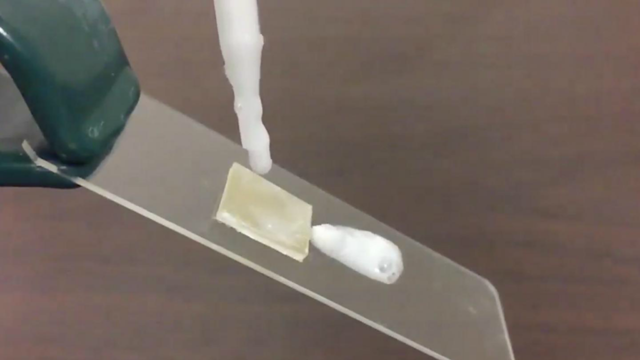 Een druppel shampoo die meteen van het vierkante stukje plastic afstroomt (Foto: Philip S. Brown, The Ohio State University)