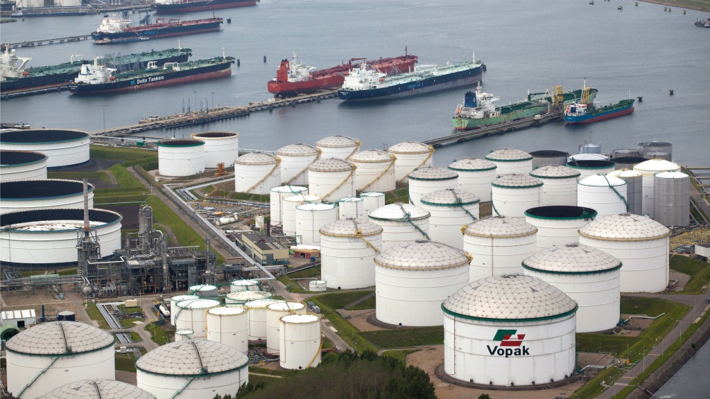 Tankschepen en opslagtanks in de Rotterdamse haven. Foto: ANP