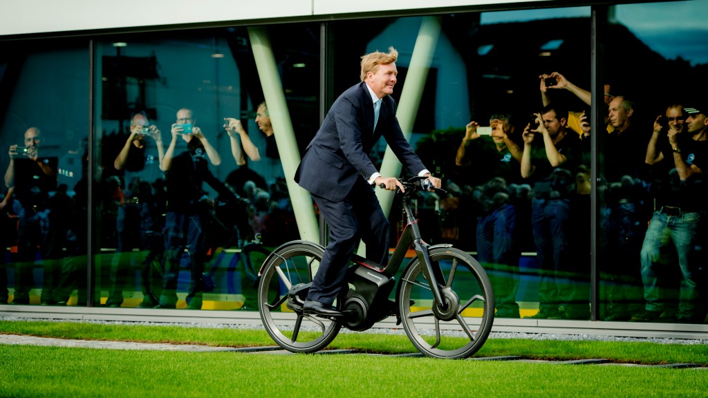 Als een koning op je e-bike rijden. Foto ANP