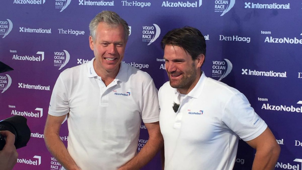 AkzoNobel divisiedirecteur Conrad Keijzer (links) en Simeon Tienpont. Foto BNR