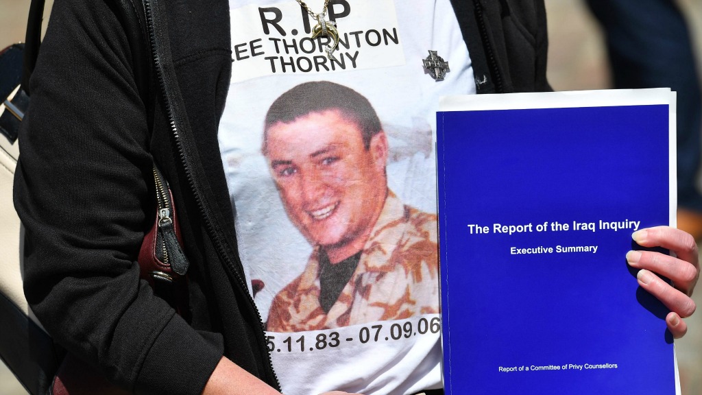 De moeder van een gesneuvelde soldaat met het rapport. Foto ANP