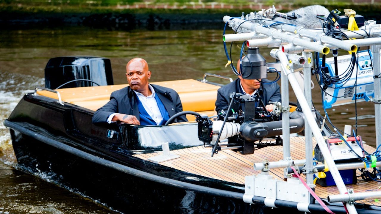 Acteur Samuel L. Jackson sjeest door de Amsterdamse grachten tijdens filmopnames van The Hitman's Bodyguard. Foto ANP