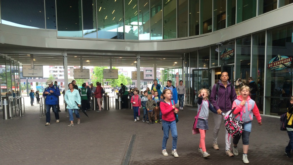 Kinderen en ouders bij de entree van Wildlands in Emmen. Foto BNR / Elfanie toe Laer